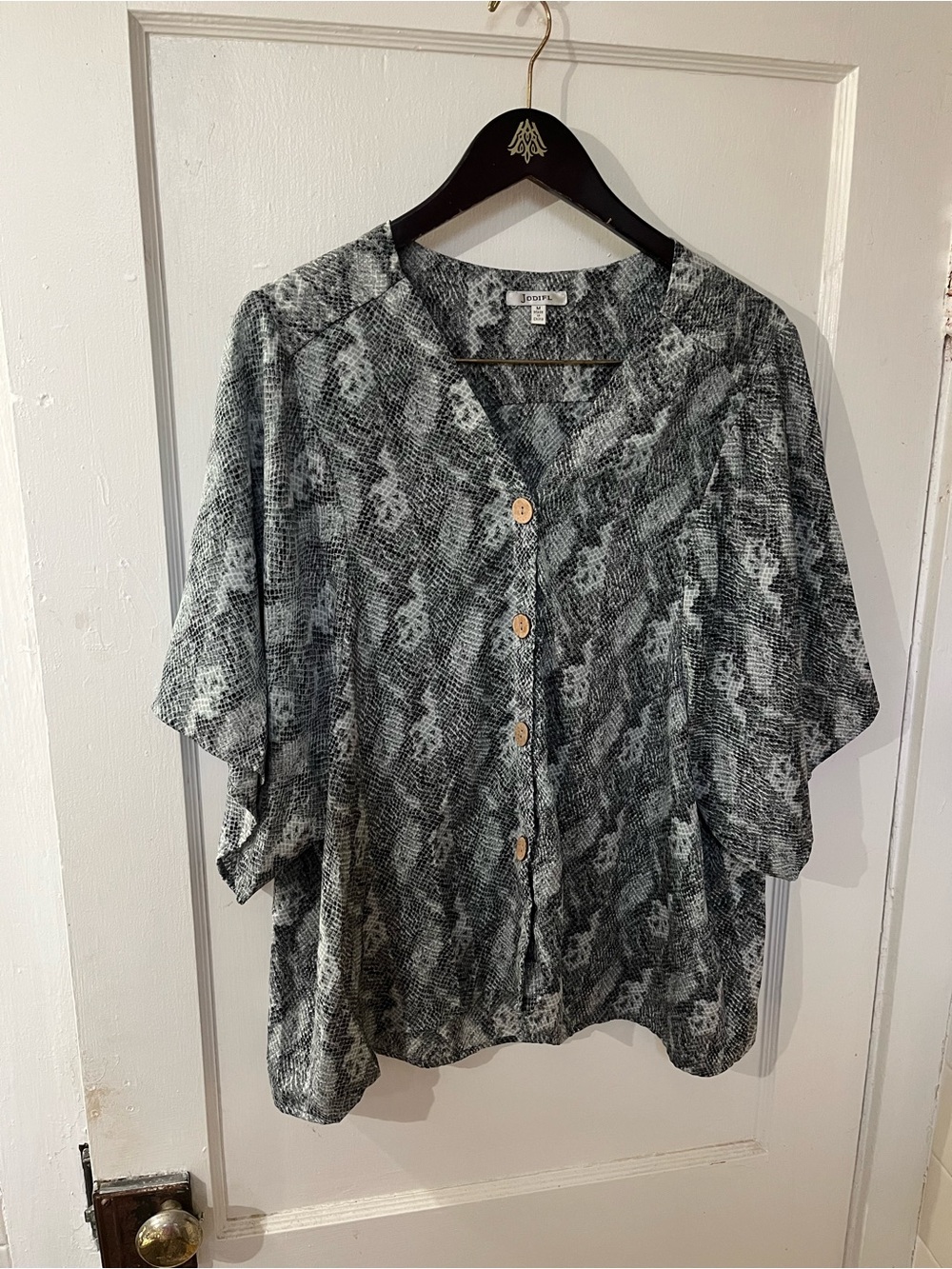 JODIFL Snakeskin Print V-Neck Blouse Size M Gray Black Dolman Sleeve Top EUC